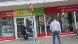 Telefoonwinkel werd gered door senioren, daarom doet ze nu iets terug