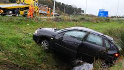 Auto over de kop en in de sloot