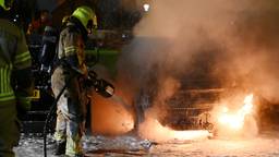 Auto vliegt in brand, ook twee andere auto's verwoest