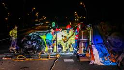Inzittenden bekneld bij flinke botsing op snelweg