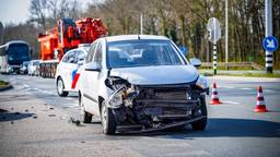 Twee auto's botsen op elkaar