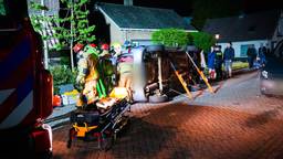 Vrouw rijdt tegen geparkeerde bus en raakt gewond