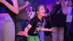 De 7-jarige Myla uit Alphen mag eindelijk mee naar Paaspop met haar vader Richard en haar moeder Birgit, die al tien jaar samen naar het festival in Schijndel gaan.