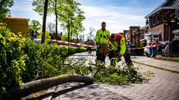 Auto op de kop na botsing