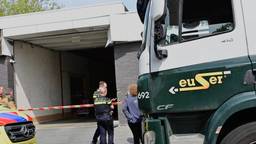 Truck rijdt tegen gevel supermarkt