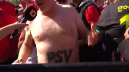Huldiging PSV: fan schrijft PSV op z'n buik
