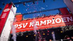 Huldiging PSV: Luuk de Jong met de schaal