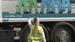 Tekening van Milly (8) groots op vuilniswagen: 'Dat vind ik wel cool'