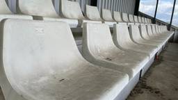 Deze voetbaltribune kijkt al 15 jaar uit over een overwoekerde vlakte