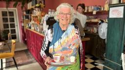Ellie Perham brengt  vijf dagen per week koffie rond (foto: Rogier van Son).