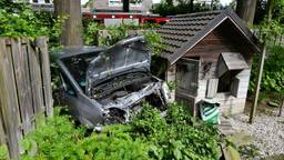 Verkeersruzie eindigt in achtertuin, mannen waren onder invloed