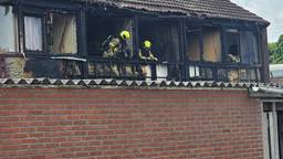 Drie huizen zijn zondagochtend door brand verwoest aan de Wijsthoek in Uden.
