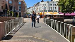 Grote zorgen om veiligheid van deze brug: 'Kind valt zo door spijlen heen'