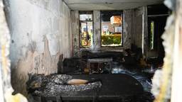 Een huis aan de Dommelborch in Rosmalen is zondagnacht door brand verwoest.