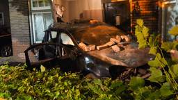 Auto crasht tegen huis: woning staat op instorten, fles lachgas gevonden