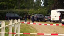 Arrestatieteam valt voormalig restaurant binnen, robothond onderzoekt pand