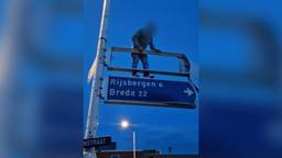 Man springt op verkeersborden