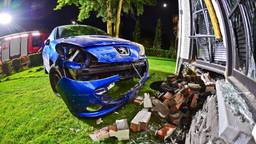 Automobilist rijdt bij huis van overburen naar binnen