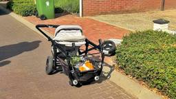 Kinderwagen met twee kinderen aangereden