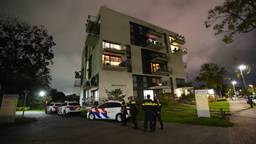 Familie vindt oudere vrouw zwaargewond in flat, mogelijke overval