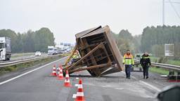 Vrachtwagen verliest enorme grijper op A17