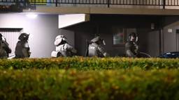 Zwaarbewapend arrestatieteam valt flat binnen, maar pakt niemand op
