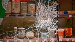 Vrouw hoort inbrekers in parfumerie, die schrikken en laten buit achter