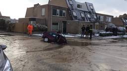 Auto verdwijnt meters diep in sinkhole in Sint Oedenrode