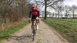 Wielrenner Bram Welten uit Moergestel wint Parijs-Roubaix bij de junioren en is in z'n element op de kasseien