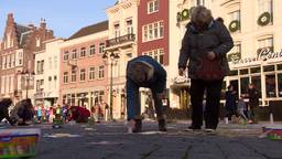 Volwassen mensen spelen met stoepkrijt op markt Den Bosch