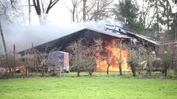 Loods met legervoertuigen vliegt in brand in Sambeek: asbest vrijgekomen