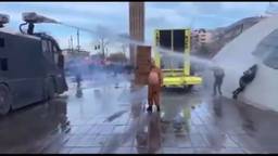 Vrouw wordt flink geraakt door waterkanon bij demonstratie in Eindhoven