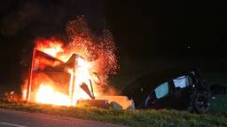 Stroomkast vat vlam na crash automobilist, omgeving tijd lang zonder stroom