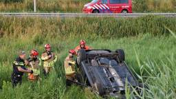 Auto gelanceerd na gemiste afslag, eindigt tientallen meters verderop