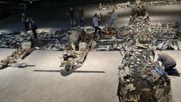 Team van Belgische vrijwilligers zijn in Oorlogsmuseum Overloon weekend al bezig geweest om de 2000 stukjes van neergestorte Lancaster op hun plek te leggen