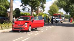 Drie auto's en een scooter botsen kort na elkaar op dezelfde weg