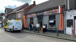 Een busje wordt uitgeladen voor een vuurwerkwinkel in Baarle Hertog (foto: Ronald Sträter).