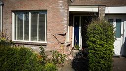 Dronken man rijdt tegen woning aan