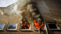 Uitslaande brand bij stomerij in dorpscentrum, meerdere panden ontruimd