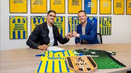 Joel Pereira (links) en algemeen directeur Frank van Mosselveld (foto: RKC Waalwijk).