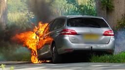 Bestuurder ontsnapt op tijd uit brandende auto