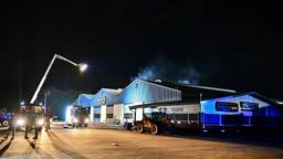 Uitslaande brand bij bedrijf in landbouwmachines, vooral veel rook