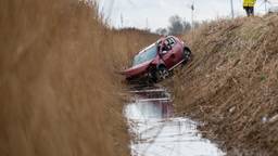 Automobilist rijdt sloot in en overlijdt