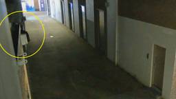 Insluiper rooft studentenkamer leeg, politie deelt beelden