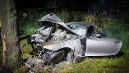 Twee zwaargewonden bij crash, auto vat vlam