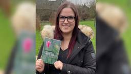 Mayke Bloem (22) schreef een boek vol blogs over haar autisme (foto: Leonore Belksma).