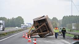 Vrachtwagen verliest enorme grijper op A17