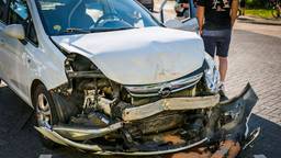 Auto vol in de zijkant geramd, bestuurster raakt gewond