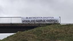 Het spandoek op de viaduct over de A4 bij Hoogerheide.