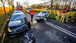 Een ernstig ongeluk, woensdag aan het begin van de avond in Lieshout. Twee auto's botsten frontaal op elkaar. Drie mensen raakten gewond; een hond, die ook in een van de auto's zat, overleefde het ongeval niet.